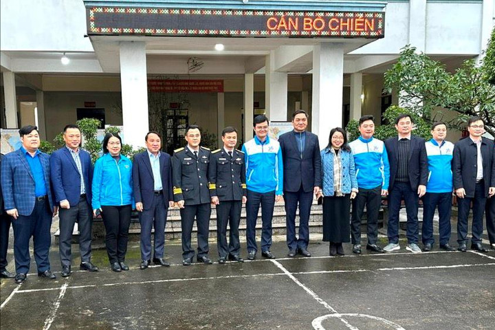 Bí thư thứ nhất Trung ương Đoàn thăm, tặng quà cán bộ chiến sỹ Hải đội 137