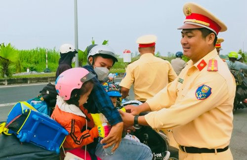 CSGT Cần Thơ hỗ trợ người dân về quê đón Tết