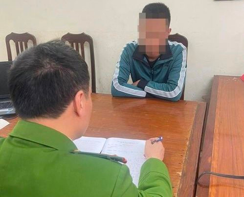 Nguyên nhân tài xế ô tô bất ngờ xuống xe, đạp ngã người chở hàng