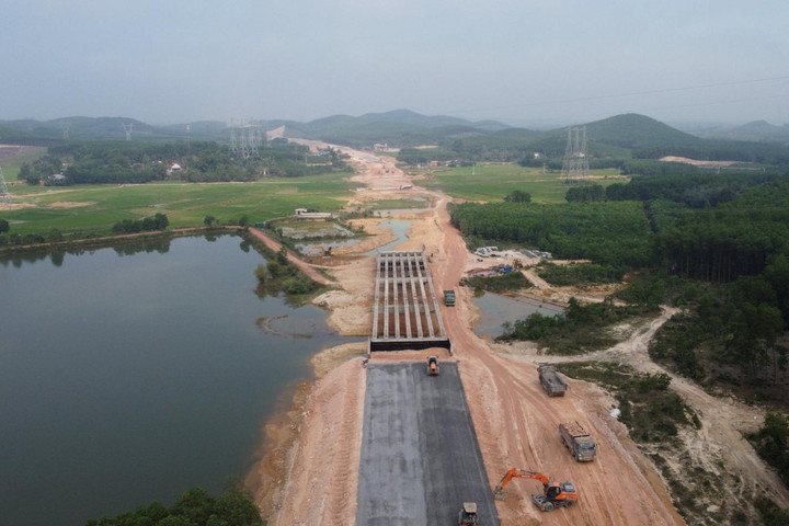 Xuyên trưa trên đại công trường cao tốc Bắc-Nam đoạn qua Quảng Bình