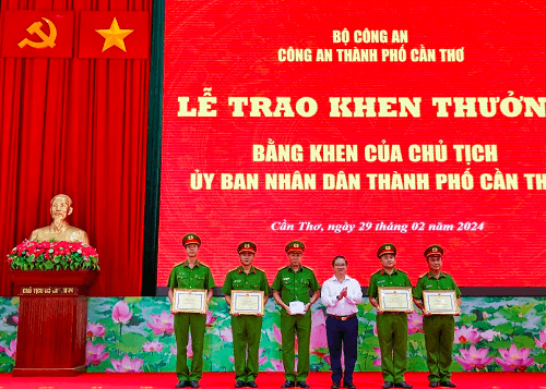Khen thưởng đột xuất lực lượng Cảnh sát PCCC Công an TP Cần Thơ