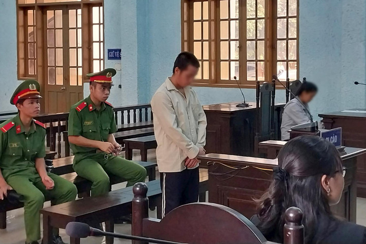 Cha dượng đồi bại lĩnh 20 năm tù