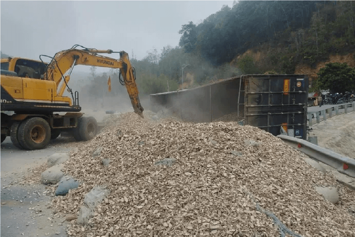 Điện Biên: Xe đầu kéo bị lật trên đèo Tà Cơn, QL279 tê liệt cục bộ