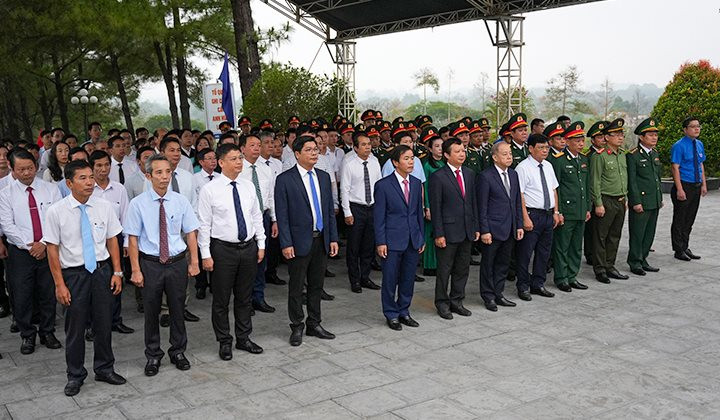 Dâng hương tưởng nhớ các anh hùng liệt sĩ nhân kỷ niệm 49 năm giải phóng Thừa Thiên-Huế