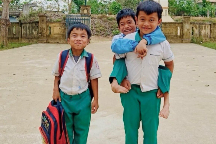 Đôi bạn Vân Kiều tình nguyện làm “đôi chân” đưa bạn đến trường