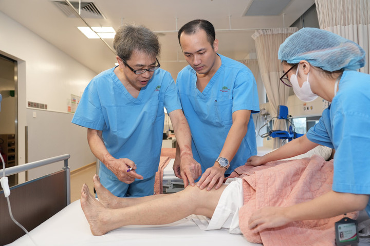 Bệnh viện Hồng Ngọc hợp tác với Giáo sư Nhật phẫu thuật thay khớp gối không cắt gân cơ