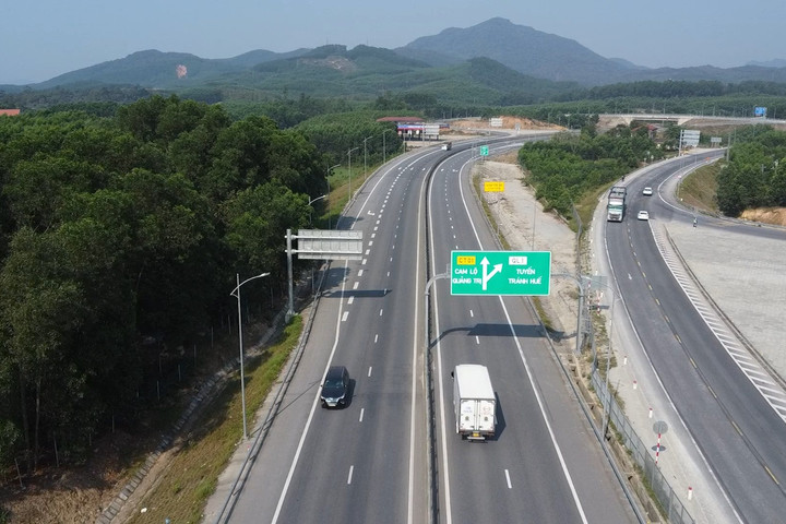 Ngày đầu phân luồng điều tiết giao thông tại cao tốc Cam Lộ - La Sơn