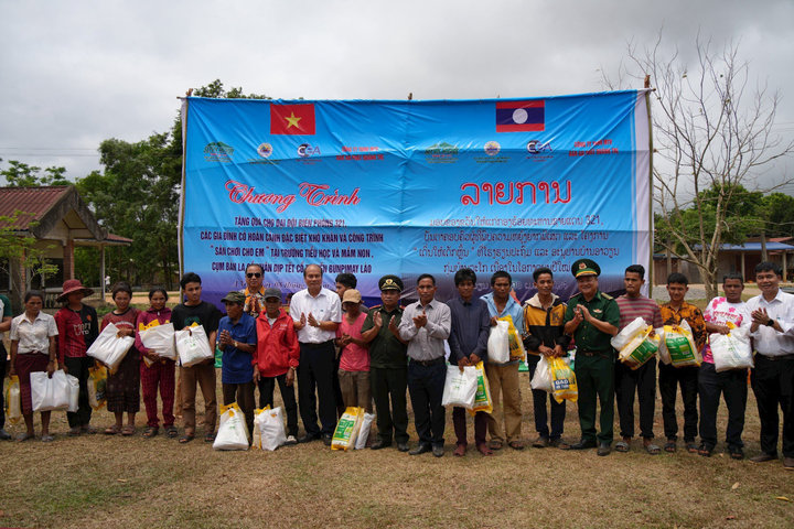 Bộ đội biên phòng Quảng Trị tặng quà, chúc tết nước bạn Lào