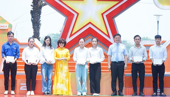 Trao học bổng cho học sinh, sinh viên nghèo vượt khó ở Huế