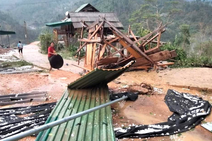 Nghệ An: Mưa đá khiến nhiều nhà cửa, trường học hư hỏng