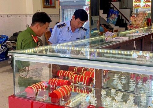 Phát hiện một tiệm vàng vi phạm quy định kinh doanh