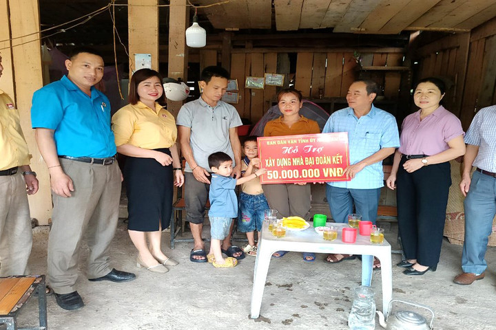 Ban Dân vận tỉnh Nghệ An trao hỗ trợ xây dựng “Nhà đại đoàn kết” cho hộ nghèo