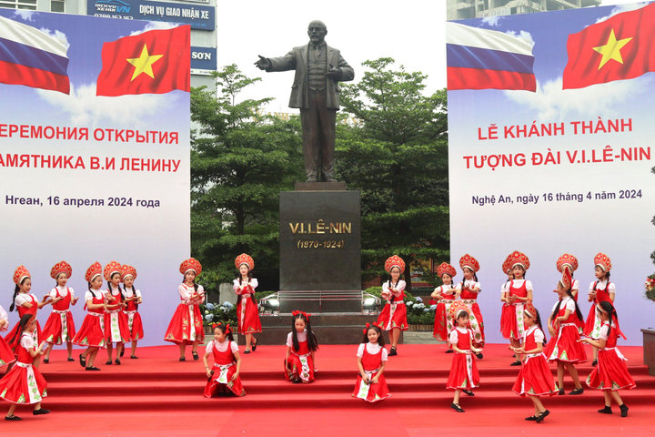 Nghệ An: Khánh thành tượng đài Lê-Nin tại trung tâm TP. Vinh