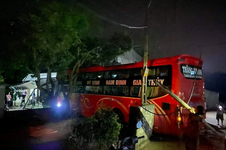 Ô tô chở khách mất lái đâm vào nhà dân