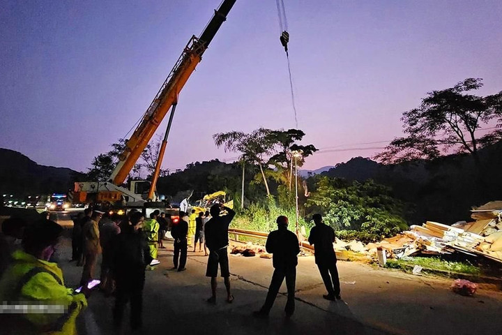 Lật xe tải trên đèo, 2 người tử vong tại chỗ