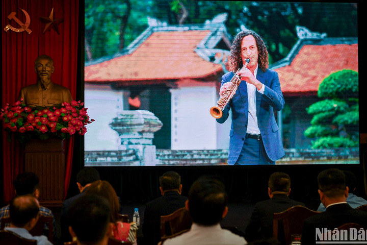 Báo Nhân Dân ra mắt MV Kenny G "Going Home" quảng bá du lịch Việt Nam