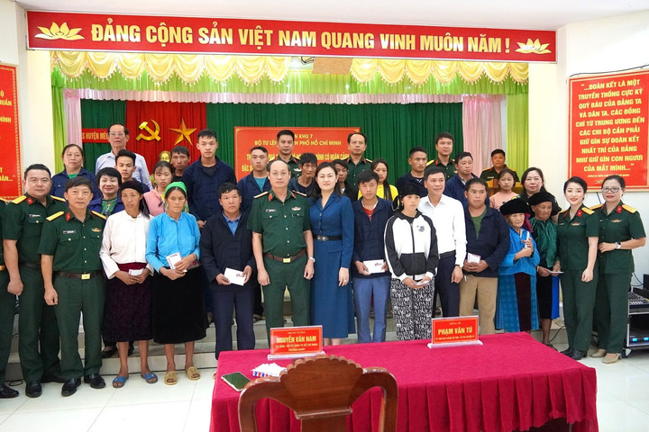 Bộ tư lệnh TP.HCM trao tặng 'Nhà đồng đội', tặng quà hộ nghèo tại Hà Giang