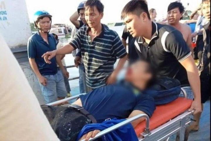 Ít nhất 3 người bị thương trong vụ phà đâm tàu du lịch ở An Giang