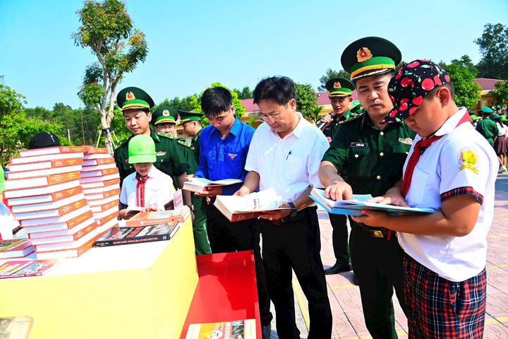 Tuyên truyền kỷ niệm 70 năm chiến thắng Điện Biên Phủ và hưởng ứng ngày sách Việt Nam