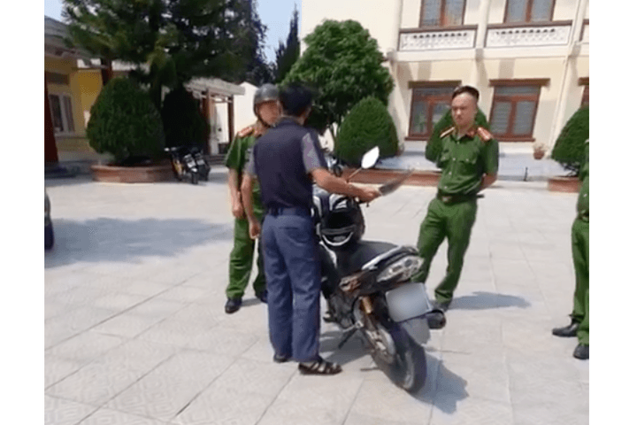 Cầm dao đòi gặp Chủ tịch huyện để nhờ giải quyết tin đồn vợ ngoại tình