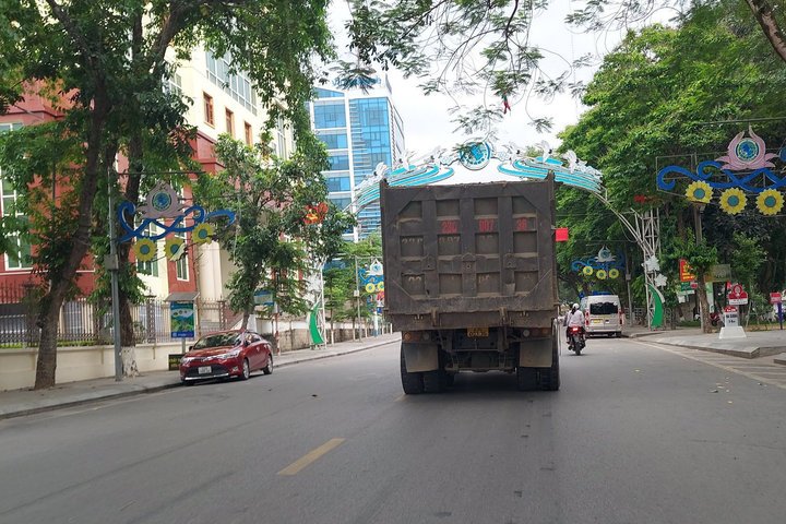 Xe chở đất không phủ bạt 'tung hoành' trên các tuyến phố