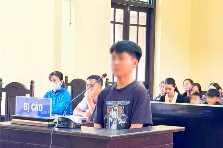 Đánh người nhập viện vì bị chiếu đèn xe vào mặt