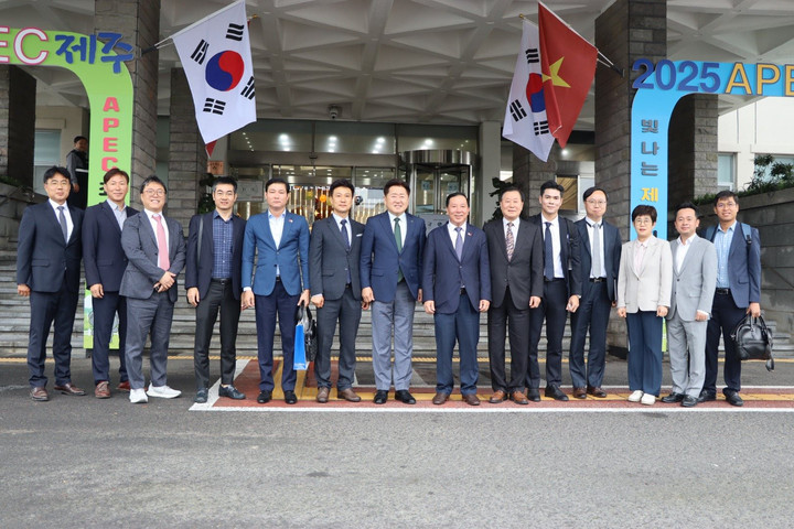 Đoàn công tác Long An làm việc với chính quyền thành phố Seogwipo