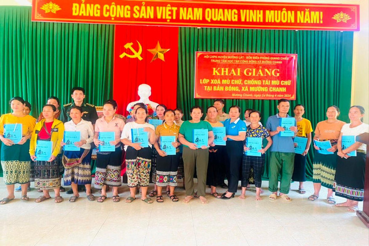 Lớp xóa mù chữ ở bản Bóng