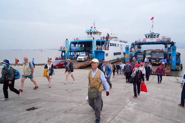 Tạm dừng chở ô tô con, ô tô tải qua phà Đồng Bài theo khung giờ