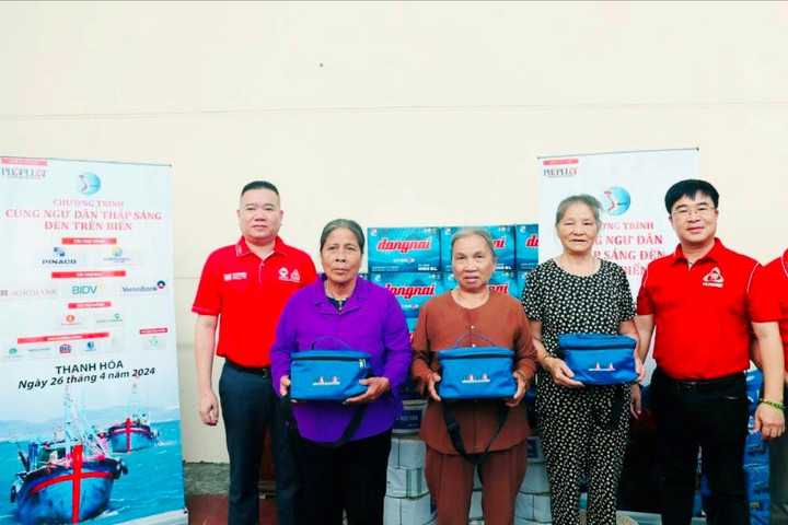 Dược phẩm TV.Pharm đồng hành cùng ngư dân Thanh Hóa “thắp sáng đèn trên biển”