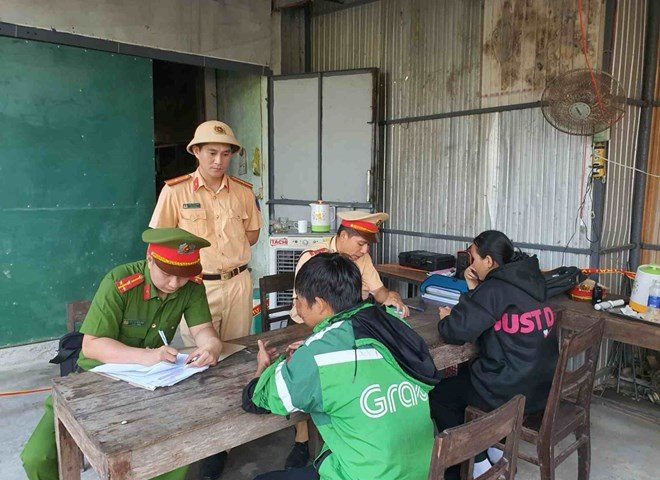Đang chấp hành nhiệm vụ, một chiến sĩ CSGT bị tông nhập viện