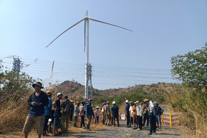 Gió to, giông lốc khiến 1 cánh quạt điện gió bị gập cánh