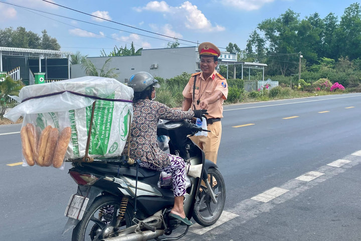 CSGT Bạc Liêu tổ chức hoạt động "Tiếp sức chặng đường dài"