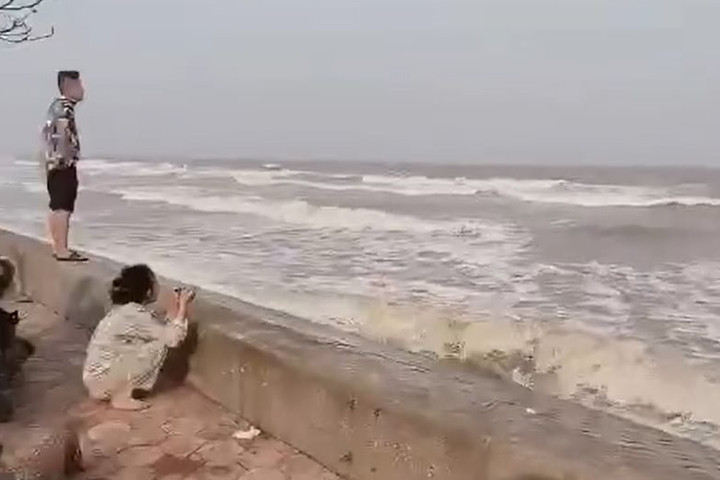 Nam thanh niên mất tích khi tắm biển ở bãi tắm tự phát