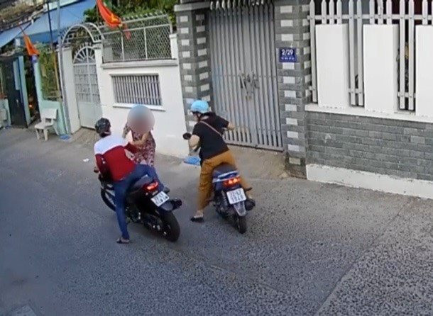 Vờ hỏi đường rồi táo tợn giật dây chuyền vàng
