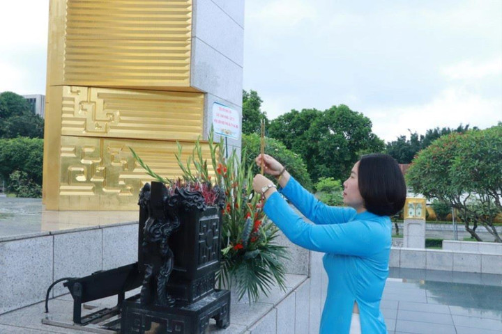 Phụ nữ Thủ đô dâng hương kỷ niệm 70 năm Chiến thắng Điện Biên Phủ