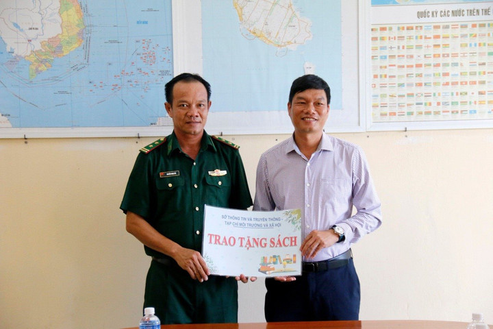 Sở Thông tin và Truyền thông tỉnh Bình Thuận tặng sách tại huyện đảo Phú Quý