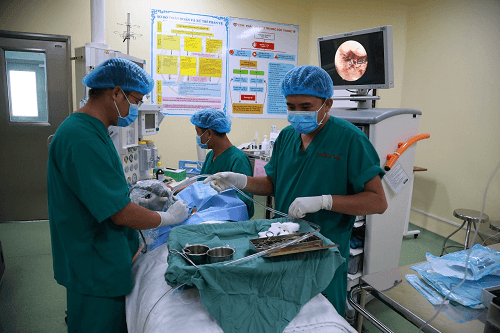 Lấy ấu trùng ra khỏi tai bé 16 tháng tuổi