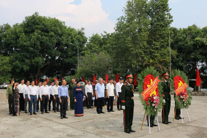 Đồng chí Nguyễn Hòa Bình dâng hương tại Di tích lịch sử Ngục Kon Tum