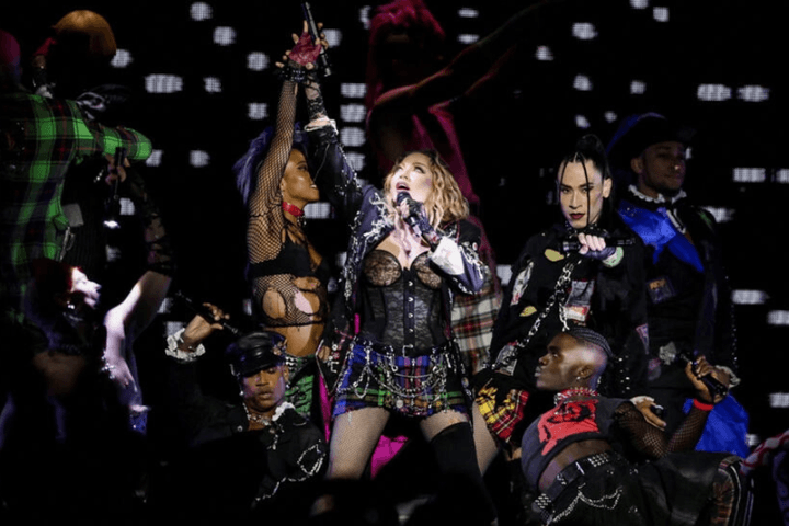Madonna tổ chức buổi hòa nhạc miễn phí hoành tráng trên bãi biển Copacabana