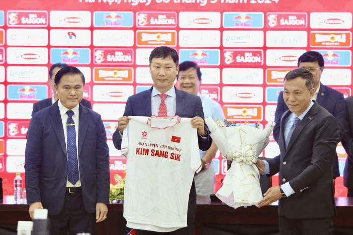 Tân HLV Kim Sang-sik tự tin hoàn thành mục tiêu với bóng đá Việt Nam
