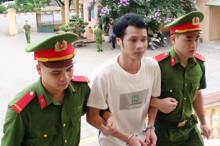Dùng súng tự chế bắn bạn nhậu