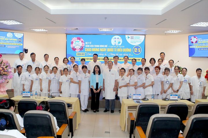 Bệnh viện Trung ương Huế tổ chức tọa đàm mừng ngày Quốc tế Điều dưỡng