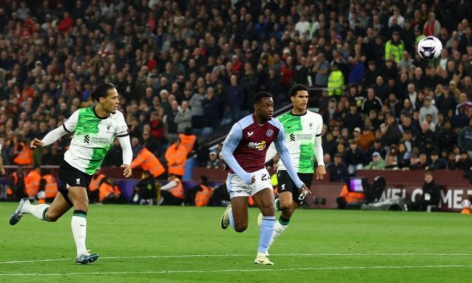 Liverpool bị Aston Villa cầm chân trong trận cầu "mưa bàn thắng"