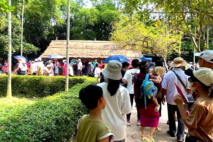 Sáng tháng Năm về thăm quê Bác