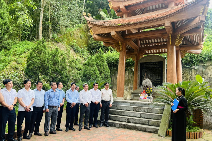 Đoàn công tác tỉnh Khánh Hòa dâng hương Chủ tịch Hồ Chí Minh tại ATK Định Hóa