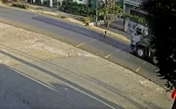 Lao ra đường, người đàn ông bị xe cán tử vong