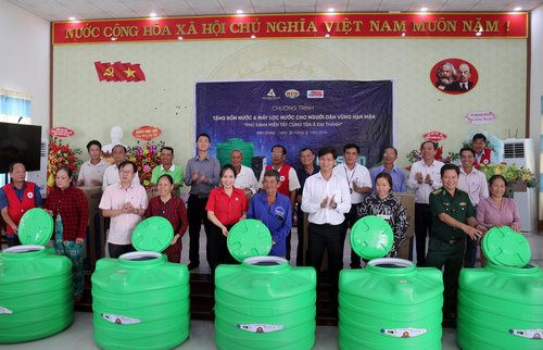 Tặng bồn chứa nước, bình lọc nước cho bà con ven biển Kiên Giang