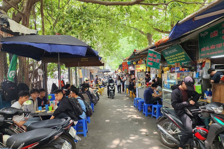 Vô tư lấn chiếm lòng đường để bán hàng