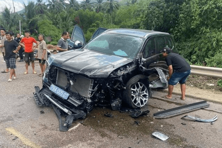 Xe công vụ gặp nạn, 4 người bị thương